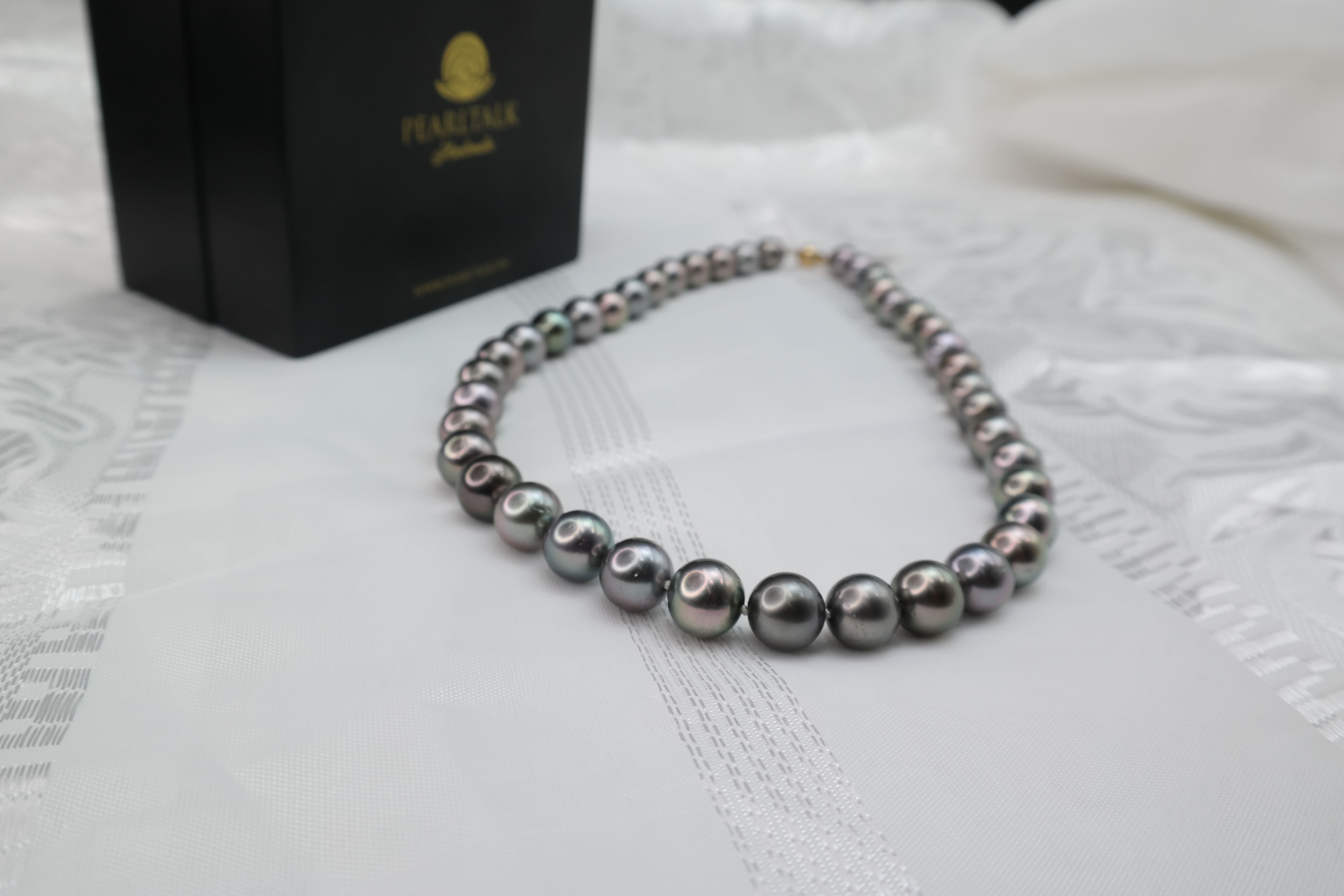 CHUỖI NGỌC TRAI LOVE ĐEN ÁNH XANH